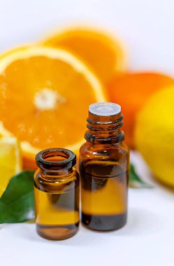 Beyaz izole edilmiş arka planda turuncu esaslı yağ. Seçici odaklanma. yiyecek.