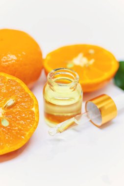 Beyaz izole edilmiş arka planda turuncu esaslı yağ. Seçici odaklanma. yiyecek.