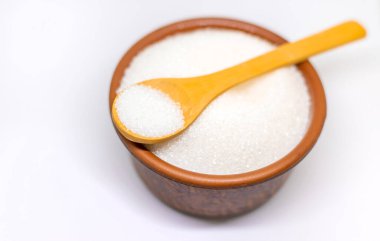 Beyaz izole edilmiş arka planda beyaz şeker. Seçici odaklanma. yiyecek.