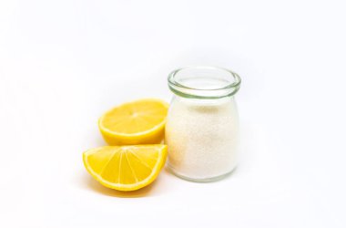 Beyaz izole edilmiş arka planda sitrik asit. Seçici odaklanma. Yiyecek..