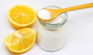 Beyaz izole edilmiş arka planda sitrik asit. Seçici odaklanma. Yiyecek..