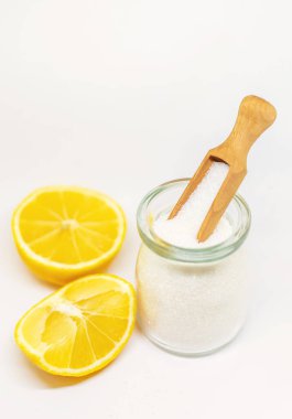 Beyaz izole edilmiş arka planda sitrik asit. Seçici odaklanma. Yiyecek..