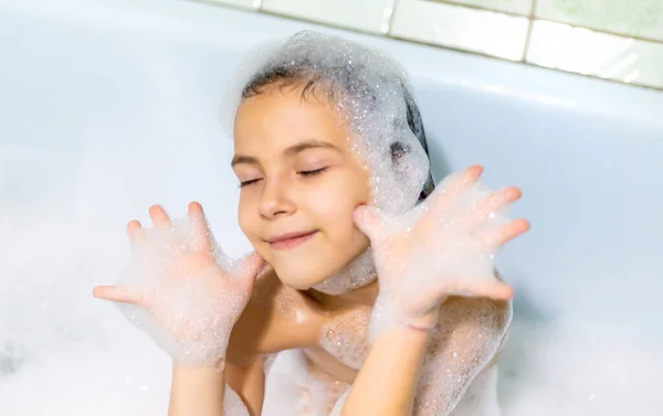 Ребенок Купается Мыльной Воде Ванной Селективный Фокус — стоковое фото