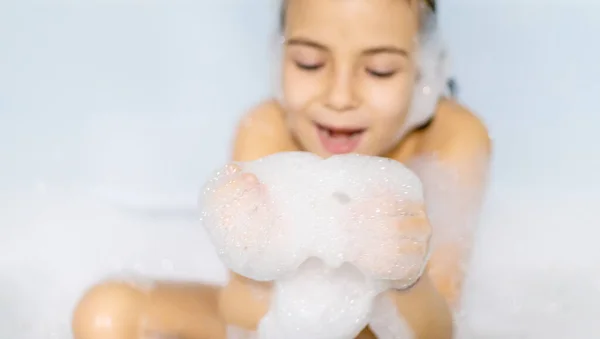아이는 욕조에 비눗물에서 목욕을 선택적 — 스톡 사진
