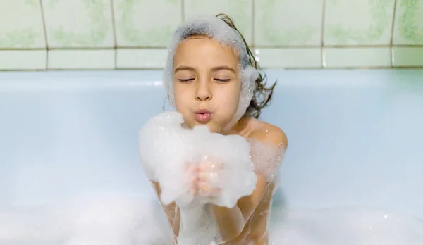 Niño Baña Una Bañera Con Agua Jabonosa Enfoque Selectivo — Foto de Stock