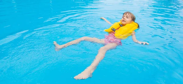 Child Swims Pool Summer Selective Focus — Stock Photo, Image