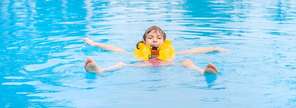 Child Swims Pool Summer Selective Focus — Stock Photo, Image