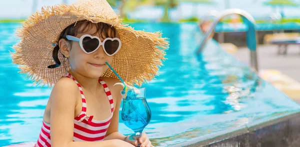 Enfant Près Piscine Boit Cocktail Concentration Sélective — Photo