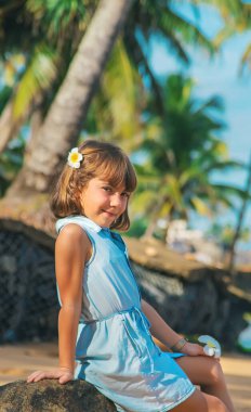 Sri Lanka sahilinde bir kız çocuğu. Seçici odak.