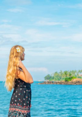 Okyanus kıyısındaki sahilde bir kız. Seçici odak.