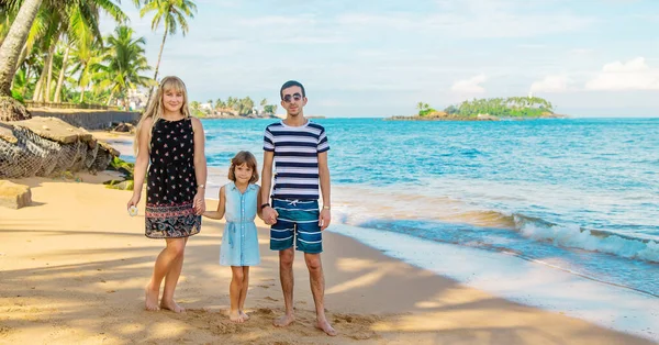 Menina Praia Com Pais Foco Seletivo — Fotografia de Stock