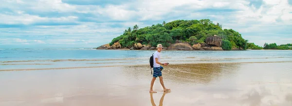 Homem Caminhando Longo Praia Sri Lanka Foco Seletivo — Fotografia de Stock