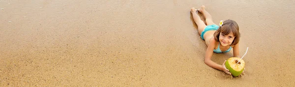 Ребенок Пляже Пьет Кокос Селективный Фокус — стоковое фото