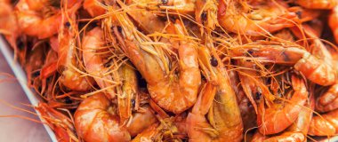 Tabakta büyük bir karides. Seçici odaklanma. Yiyecek..