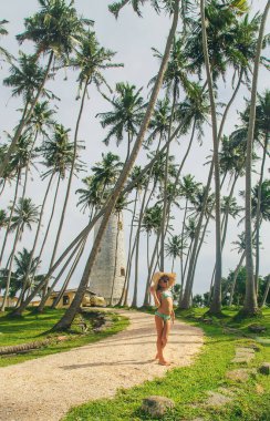 Sri Lanka 'da deniz feneri olan bir adada bir çocuk. Seçici odak.