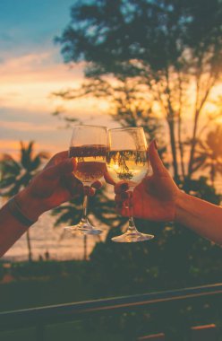 Gün batımında bir kadeh şarapla. Seçici odaklanma. İç..