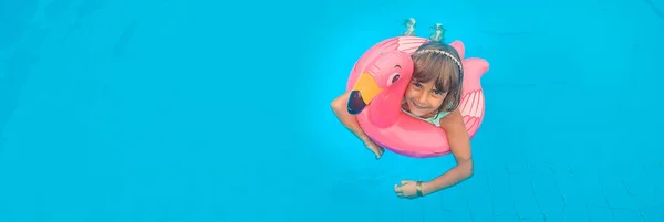 Child Swims Pool Circle Flamingos Selective Focus — Stock Photo, Image