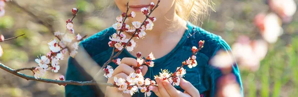 Bambino Nel Giardino Alberi Fioriti Concentrazione Selettiva Natura — Foto Stock