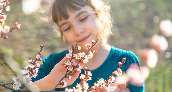 Dziecko Ogrodzie Kwitnących Drzew Wybiórcze Skupienie Przyroda — Zdjęcie stockowe