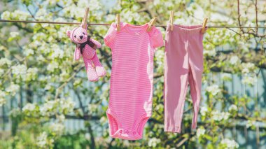 Bebek kıyafetleri sokakta kuruyor. Seçici odaklanma. Doğa.