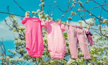 Bebek kıyafetleri sokakta kuruyor. Seçici odaklanma. Doğa.