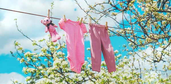 Ropa Bebé Está Secando Calle Enfoque Selectivo Naturaleza —  Fotos de Stock