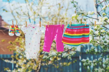 Bebek kıyafetleri sokakta kuruyor. Seçici odaklanma. Doğa.