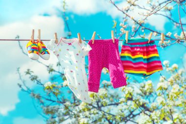 Bebek kıyafetleri sokakta kuruyor. Seçici odaklanma. Doğa.