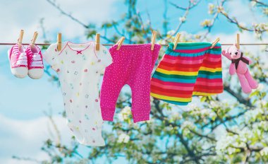 Bebek kıyafetleri sokakta kuruyor. Seçici odaklanma. Doğa.