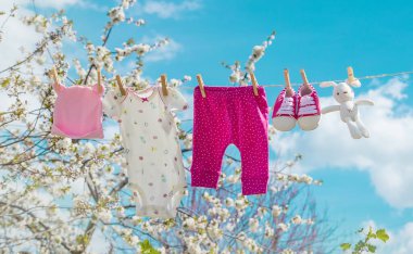 Bebek kıyafetleri sokakta kuruyor. Seçici odaklanma. Doğa.