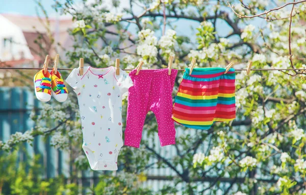 Ropa Bebé Está Secando Calle Enfoque Selectivo Naturaleza —  Fotos de Stock