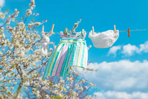 Les Vêtements Pour Bébés Dessèchent Dans Rue Concentration Sélective Nature — Photo