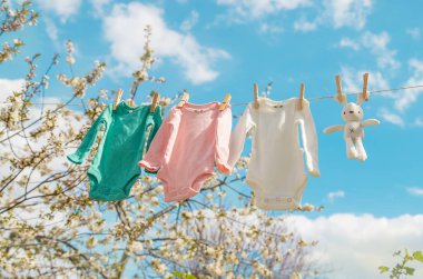 Bebek kıyafetleri sokakta kuruyor. Seçici odaklanma. Doğa.