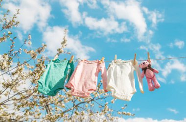 Bebek kıyafetleri sokakta kuruyor. Seçici odaklanma. Doğa.