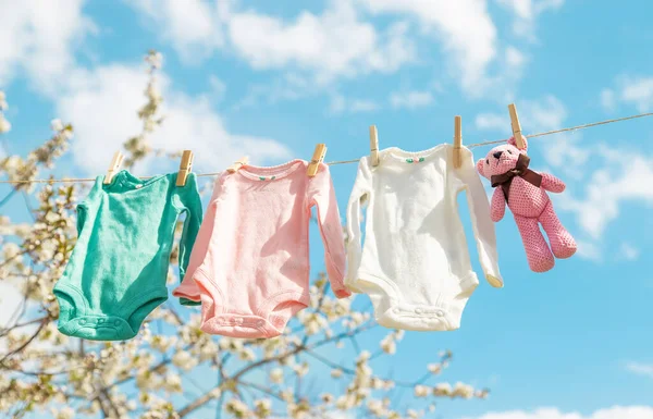 Babykläder Torkar Gatan Selektivt Fokus Natur — Stockfoto
