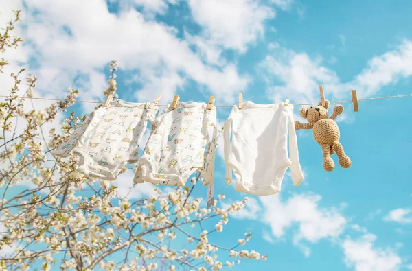 Ropa Bebé Está Secando Calle Enfoque Selectivo Naturaleza —  Fotos de Stock