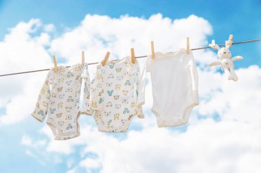 Bebek kıyafetleri sokakta kuruyor. Seçici odaklanma. Doğa.