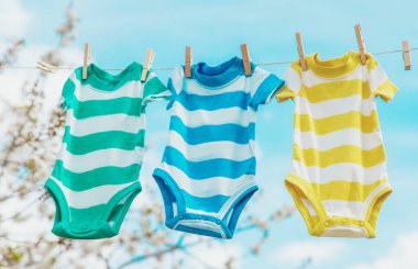 Bebek kıyafetleri sokakta kuruyor. Seçici odaklanma. Doğa.