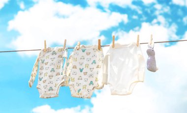 Bebek kıyafetleri sokakta kuruyor. Seçici odaklanma. Doğa.