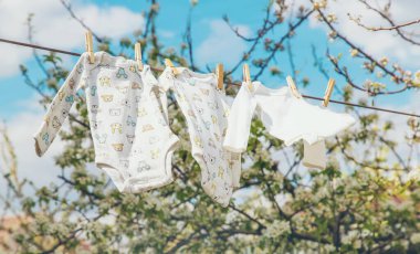 Bebek kıyafetleri sokakta kuruyor. Seçici odaklanma. Doğa.