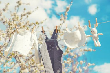 Bebek kıyafetleri sokakta kuruyor. Seçici odaklanma. Doğa.