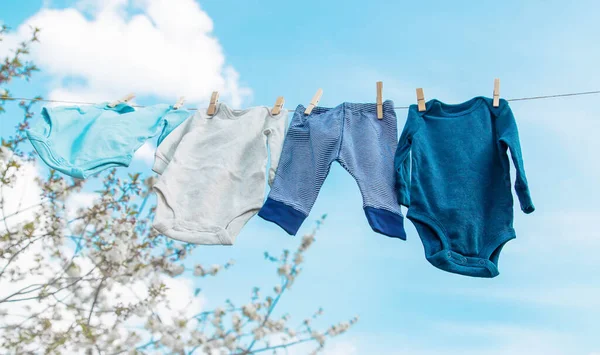 Vestiti Bambini Stanno Asciugando Strada Concentrazione Selettiva Natura — Foto Stock