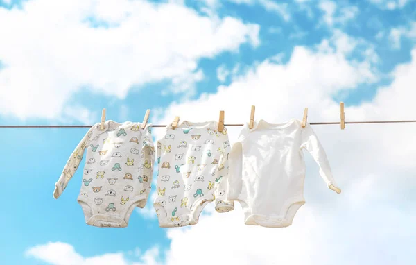 Babykläder Torkar Gatan Selektivt Fokus Natur — Stockfoto