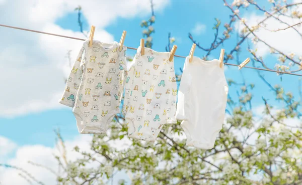 Les Vêtements Pour Bébés Dessèchent Dans Rue Concentration Sélective Nature — Photo