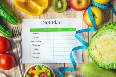 Haftalık diyet planı. Düzgün beslenme kavramı. Seçici odaklanma. Doğa.