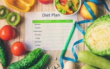 Haftalık diyet planı. Düzgün beslenme kavramı. Seçici odaklanma. Doğa.