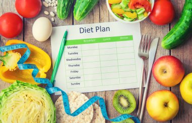 Haftalık diyet planı. Düzgün beslenme kavramı. Seçici odaklanma. Doğa.