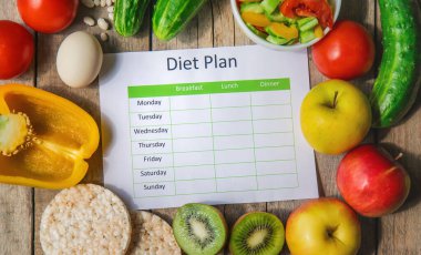 Haftalık diyet planı. Düzgün beslenme kavramı. Seçici odaklanma. Doğa.