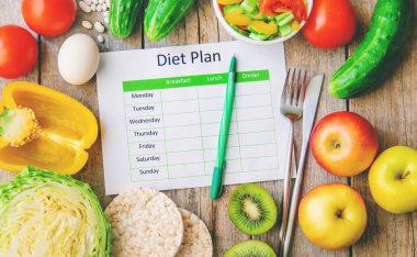 Haftalık diyet planı. Düzgün beslenme kavramı. Seçici odaklanma. Doğa.