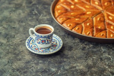 Bir fincan Türk kahvesi ve baklava. Seçici odaklanma. İç..